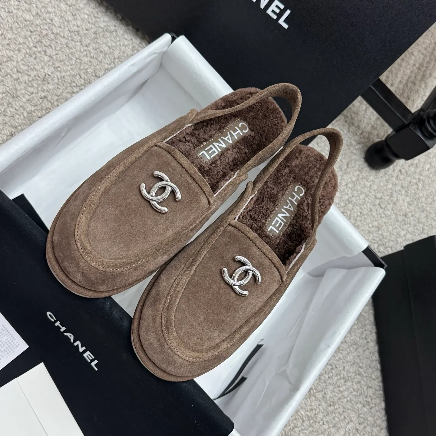 👟👟Ex-factory price 600👟👟 Classic model 🇨🇳ChaneL 25K Teddy fur loafers Simple and high-end design, super versatile! Double C logo embellishment! Imported suede has the texture of natural animal leather visible to the naked eye! The top version is stress-free when entering and exiting the cabinet. It has a bookish texture on the feet and feels great on the feet. Versatile item. ✅Upper: Customized imported suede. ✅Inner lining: imported lamb wool. ✅Outsole: imported genuine leather. ✅Size: 35-40. ✅Comes with a full set of packaging.